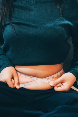 kadın eli aşırı göbek yağ tutan, kilolu kavramı