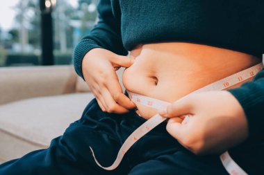 kadın eli aşırı göbek yağ tutan, kilolu kavramı