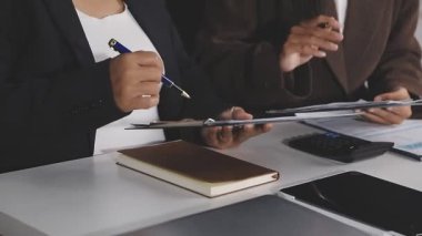 İş adamları mali tabloları ve çizelgeleri ofisteki masada tartışıyor. İş konsepti. Kapat - kapat