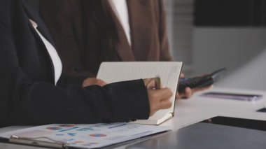 Modern bir ofiste çalışan iş adamı