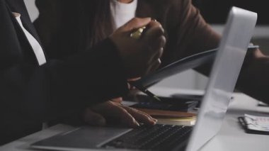 laptop ile çalışan işadamı yakın çekim