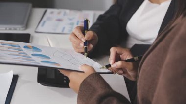 Ofiste elinde belge tutan iş kadını..