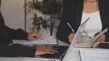 Hesap makinesi ve hesap makinesi olan bir iş kadını..