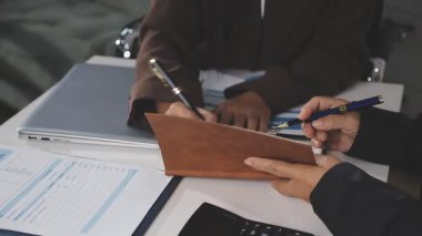 Ofiste toplantısında iş adamları.