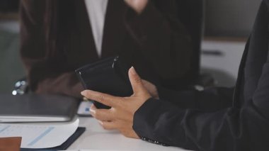 Modern ofiste akıllı telefon ve dizüstü bilgisayar kullanan işadamlarının kapatılması.