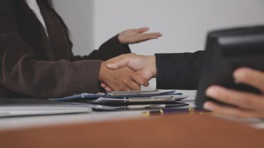 İş adamları el sıkışıyor, toplantıyı bitiriyor.