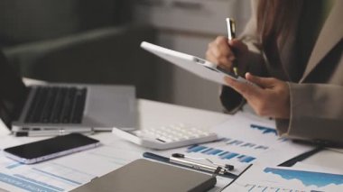 Kapat. Ofisinde hesap makinesi olan genç bir iş kadını. iş ve teknoloji.