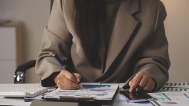 Ofisteki kadın muhasebeci.