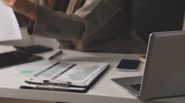 Evde çalışan genç bir iş kadını.