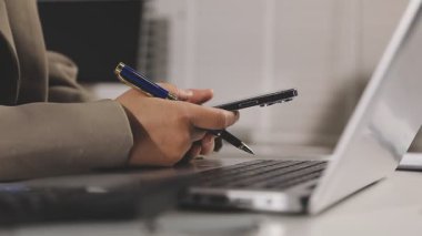 Ofiste çalışan genç bir adam. dizüstü bilgisayar kullanan adam.