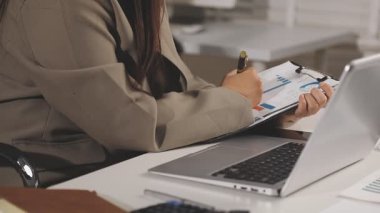 İş kadını masada dizüstü bilgisayarda çalışma