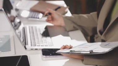 İş yerinde çalışan iş kadını