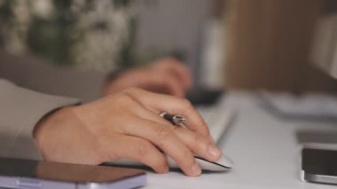 Kapalı - ofisteki dizüstü bilgisayarda yazan kadının el görüntüsü
