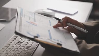 Dizüstü ve tablet kullanarak iş adamı