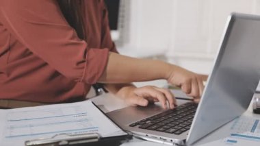 Ofisinde çalışan genç iş kadını..