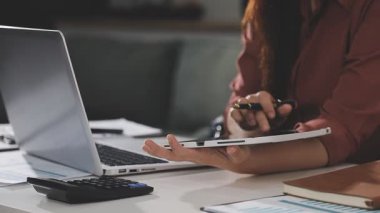 Akıllı telefon kullanma office iş kadını