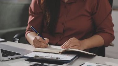 İş kadını işyerinde dizüstü bilgisayar kullanarak