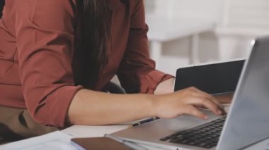 İş konsepti. Ofiste çalışan kadın.