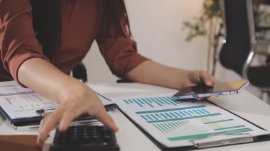 Laptop ofiste çalışan iş kadın