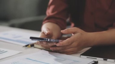 Yakın plan - Ofiste cep telefonu kullanan işadamlarının sayısı