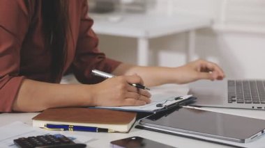 Ofiste çalışan iş adamları.