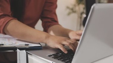 Evde çalışan genç bir kadın.