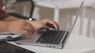 Dizüstü bilgisayar ile çalışan genç kadın