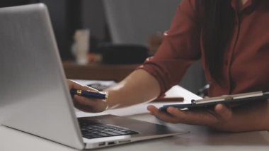 사무실 책상에서 일 하는 사업가.