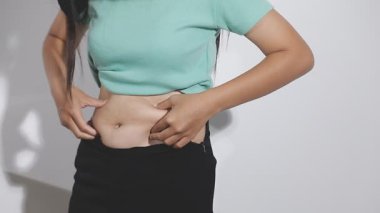 Karın ağrısı çeken kız.