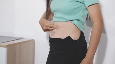 Karın ağrısı çeken bir kadın.