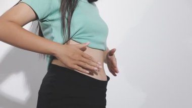 Kadının karnı ağrıyor, karnı ağrıyor.