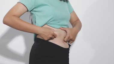 Kadın karın ağrısı, beyaz arka planda mide ağrısı.