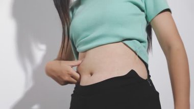 Kadının arka planında karın ağrısı var.