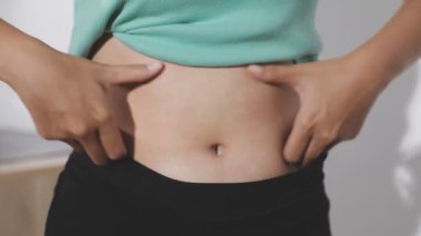 Midesi olan bir kadın.