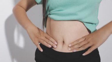 kadının karın ağrısı vardır.