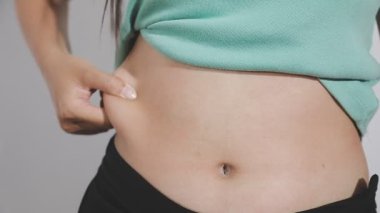 Karın ağrısı çeken genç bir kadın.