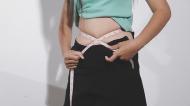 Stüdyoda elinde mezura olan kadın..