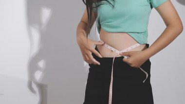 Şişman belini ölçen kadın