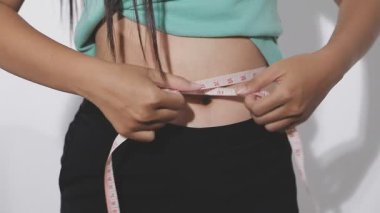 genç kadının beline beyaz zemin üzerine ölçme