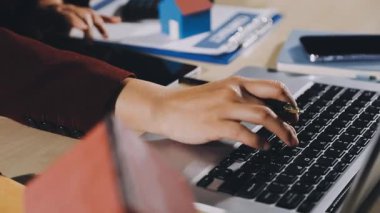 Laptop bilgisayarında çalışan genç Asyalı kadın.