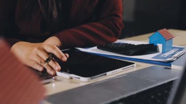 Masada dizüstü bilgisayar ve tablet bilgisayar kullanan bir iş kadını. Evde dizüstü bilgisayarla çalışan bir kadın. iş kavramı.