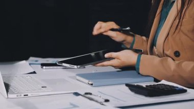 Ofiste çalışan genç bir kadın. Ofisteki masada çalışan iş kadını..