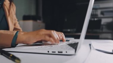 Genç adam ofiste çalışıyor.