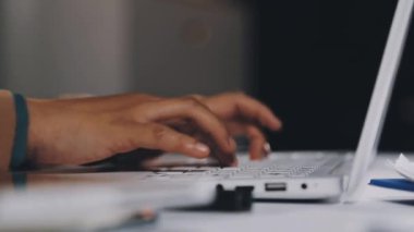 Dizüstü bilgisayarda el yazısı yazan adamı kapat