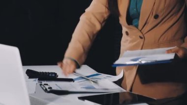 Genç iş kadını karanlık bir odada defter yazıyor. Kapat..