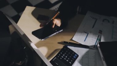 Ofiste masa başında çalışan bir iş adamı.