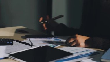 Genç iş adamı ofiste dizüstü bilgisayarla çalışıyor.