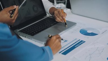 Ofis masasında dizüstü bilgisayarla ve finansal grafikle çalışan iş adamını kapat, iş konsepti