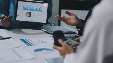 İşadamı ve işkadını ofiste dizüstü bilgisayar ve tablet bilgisayarla çalışıyorlar.