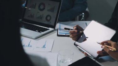 Masada çalışan bir iş adamı.